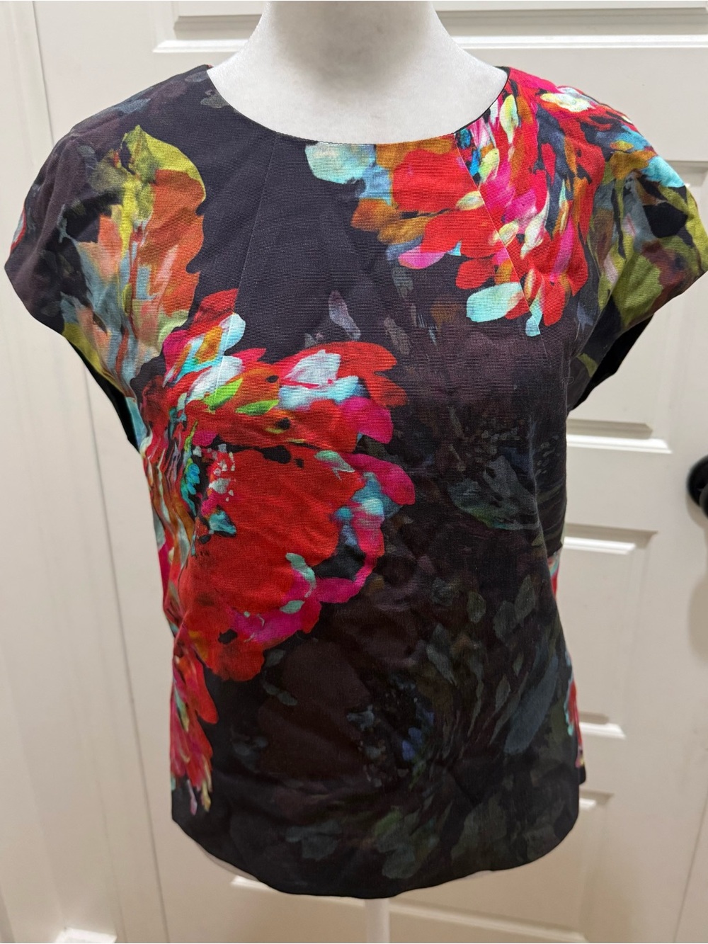 Trina Turk. Watercolor Floral Structured Blouse. Size Small.